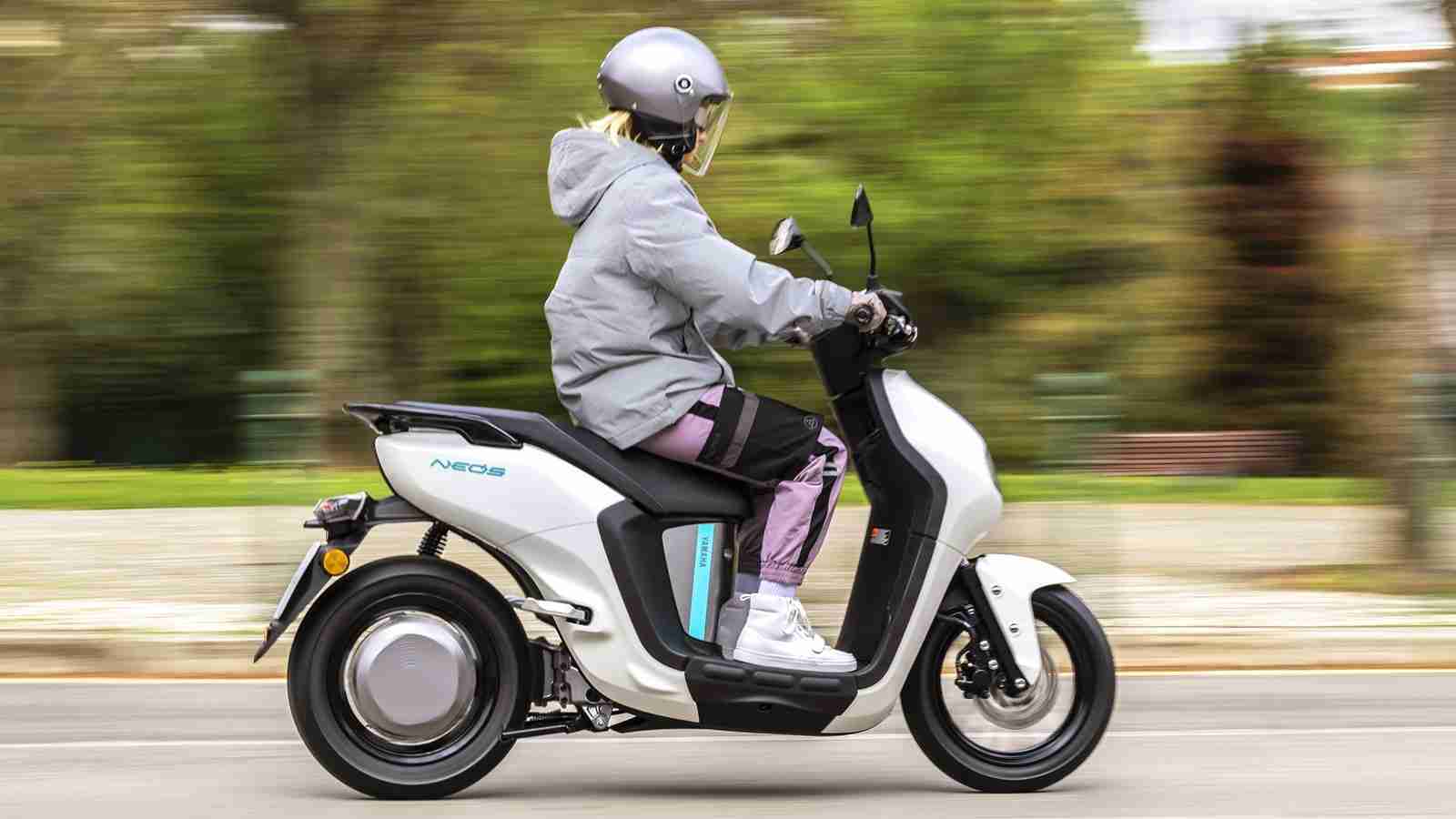 Yamaha-electric-scooter-NEOs-4